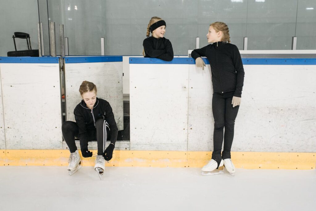 Kinder die auf einer Eisfläche stehen